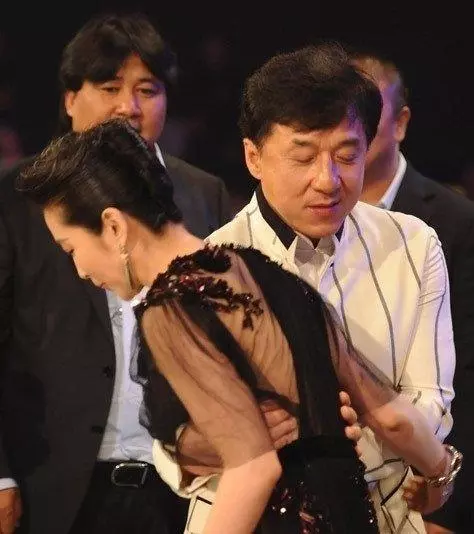 成龍的手在女明星面前表示難以控制,對劉濤也不放過!