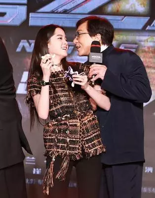 成龍的手在女明星面前表示難以控制,對劉濤也不放過!