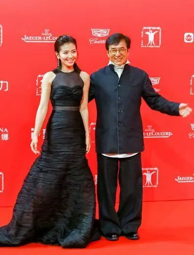 成龍的手在女明星面前表示難以控制,對劉濤也不放過!
