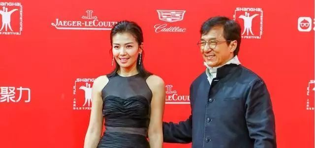 成龍的手在女明星面前表示難以控制,對劉濤也不放過!
