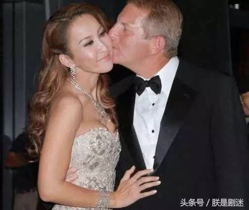 李玟大膽穿著,三角區惹爭議,網友:沒穿我都看到了!
