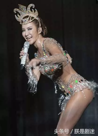 李玟大膽穿著,三角區惹爭議,網友:沒穿我都看到了!
