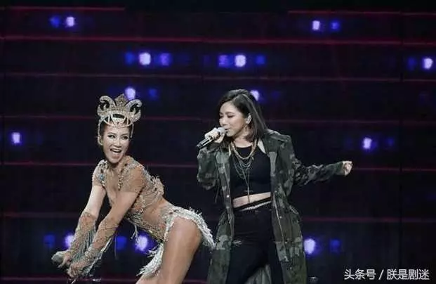 李玟大膽穿著,三角區惹爭議,網友:沒穿我都看到了!