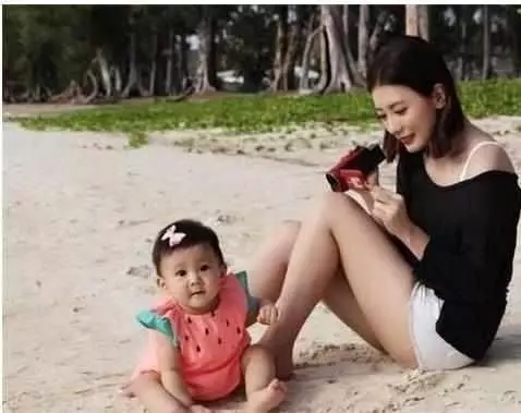 黎姿的三個女兒和賈靜雯的三個女兒,真是沒有對比就沒有傷害!