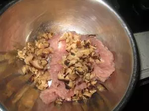香菇蒸肉餅很喜歡用湯和肉拌飯吃,哈哈,真的很香很甘很好吃,都不用吃菜了!
