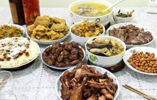 女兒坐月子我去看她，一進門聞到香味，看到吃飯的人，我掀翻桌子