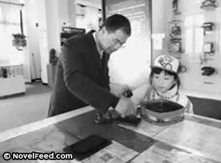 男友嫌棄她爸說「做工的很丟臉」,她默默說出「這句話」後掉頭就走!留下了啞口無言的他...