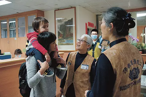 她罹癌失去下巴竟被狠嗆「長那麼醜,還敢坐櫃臺?」沒想到婆婆卻說了「這句話」讓她淚崩!