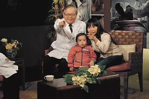 她罹癌失去下巴竟被狠嗆「長那麼醜,還敢坐櫃臺?」沒想到婆婆卻說了「這句話」讓她淚崩!