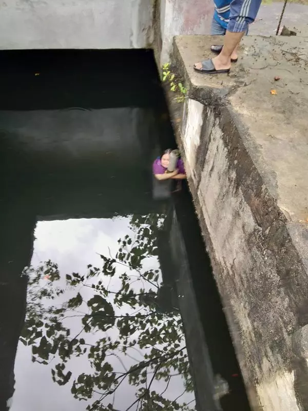 遭搶劫推入排污池險溺斃 智障女抱水管兩小時終獲救