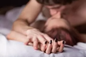 發現老公背上痘痘遭別人擠掉 眼尖人妻意外捉姦
