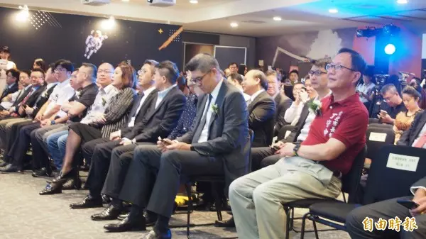 柯辦新書簽名會 姚文智:大家各憑本事