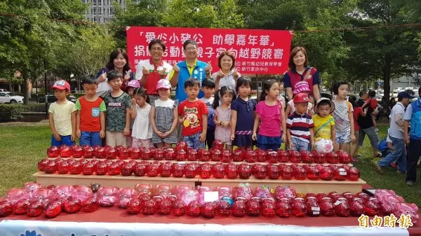 竹縣幼保團體助學 認養家扶390隻愛心小豬公