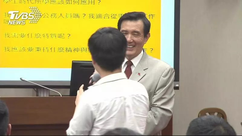 學生拱再選總統! 馬英九:要我學馬哈迪?