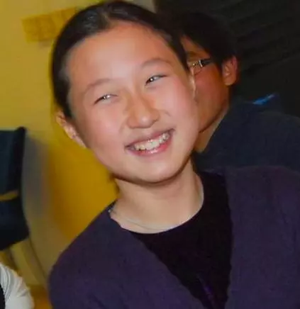 曾遭校園暴力,兩度割腕自殘現流浪街頭,成龍19歲女兒經歷了什麼?