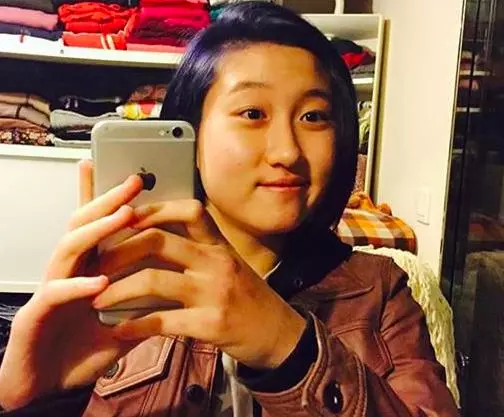 曾遭校園暴力,兩度割腕自殘現流浪街頭,成龍19歲女兒經歷了什麼?