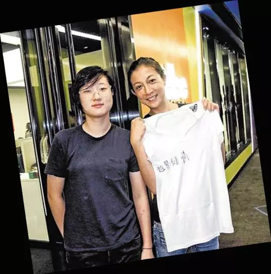 曾遭校園暴力,兩度割腕自殘現流浪街頭,成龍19歲女兒經歷了什麼?