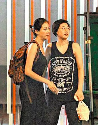 曾遭校園暴力,兩度割腕自殘現流浪街頭,成龍19歲女兒經歷了什麼?