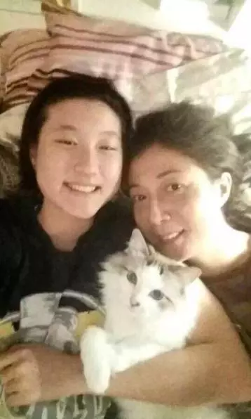 曾遭校園暴力,兩度割腕自殘現流浪街頭,成龍19歲女兒經歷了什麼?