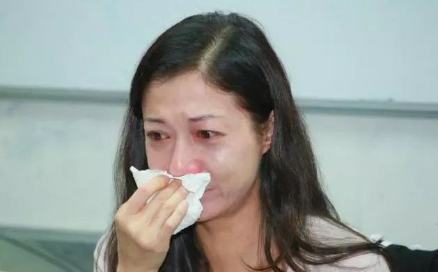 曾遭校園暴力,兩度割腕自殘現流浪街頭,成龍19歲女兒經歷了什麼?
