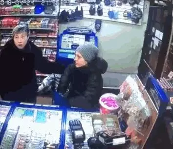 曾遭校園暴力,兩度割腕自殘現流浪街頭,成龍19歲女兒經歷了什麼?