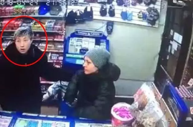 曾遭校園暴力,兩度割腕自殘現流浪街頭,成龍19歲女兒經歷了什麼?