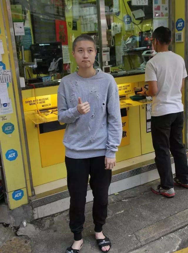 曾遭校園暴力,兩度割腕自殘現流浪街頭,成龍19歲女兒經歷了什麼?