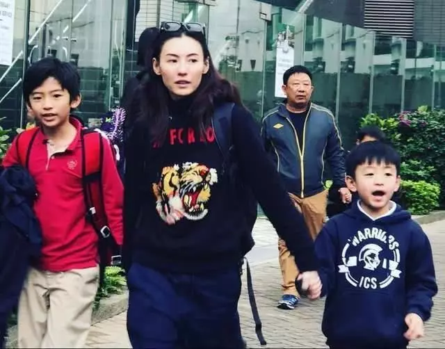謝霆鋒每年給8000萬撫養費張柏芝卻還是哭窮,大兒子說出了實情!