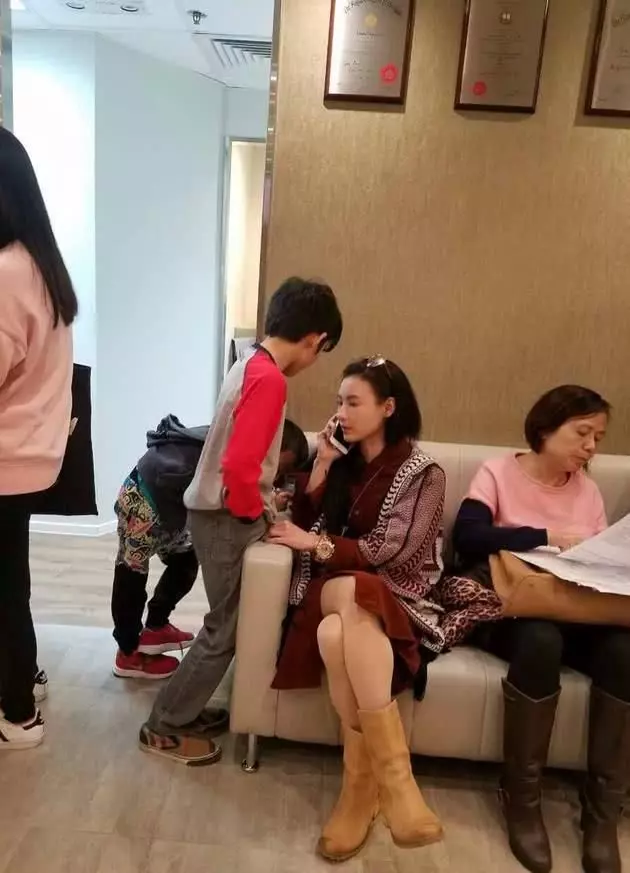 謝霆鋒每年給8000萬撫養費張柏芝卻還是哭窮,大兒子說出了實情!