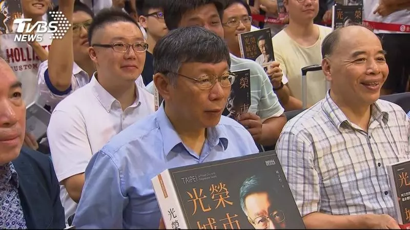 柯文哲辦簽書會 青年擠爆喊「選總統啦」