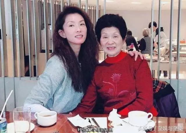 還記得《烏龍院》小紅嗎?吳孟達如今白髮蒼蒼,而小紅卻依然挺美!