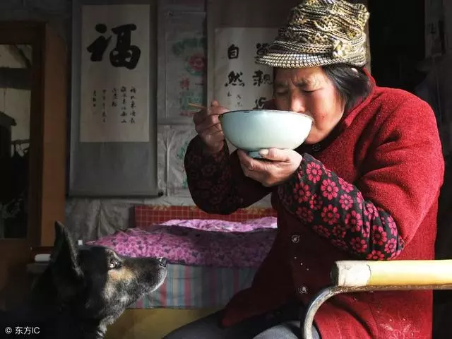 我坐月子婆婆天天熬雞湯,進廚房喝水看到她吃的東西,我又急又氣