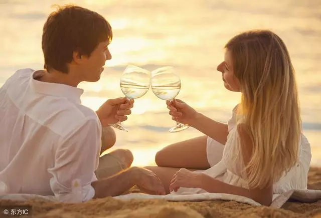 結婚當天來一位不速之客，留下20萬元大紅包走了，得知真相我懵了