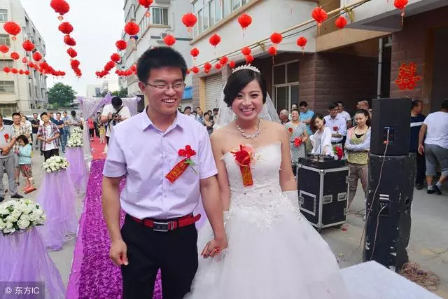 結婚當天來一位不速之客，留下20萬元大紅包走了，得知真相我懵了
