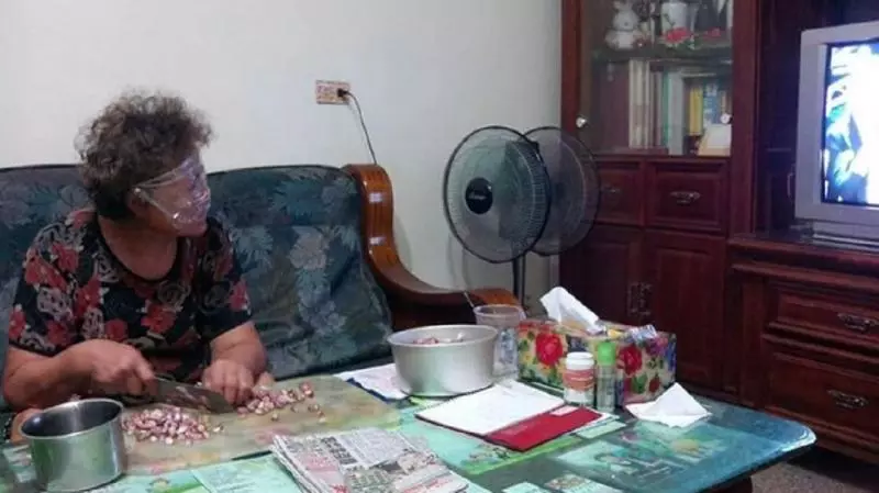 不再流淚!阿嬤切蔥戴「神秘防護」網讚:專業級