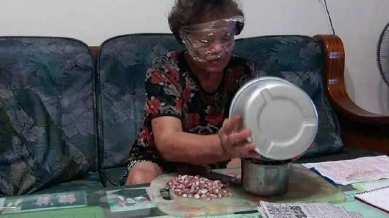 不再流淚!阿嬤切蔥戴「神秘防護」網讚:專業級