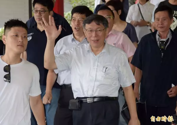 3人同場活動 丁、姚互動熱絡、柯P眼神放空