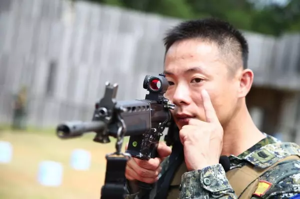 因應反恐維安需求 憲兵配發新式步槍瞄準鏡