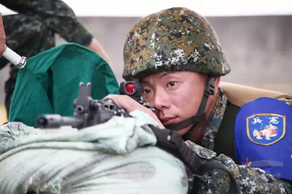 因應反恐維安需求 憲兵配發新式步槍瞄準鏡