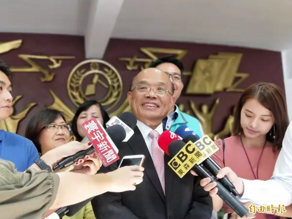 侯友宜評燈泡牆不節能 蘇貞昌反譏「不懂又無趣」