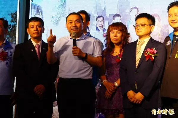 侯友宜評燈泡牆不節能 蘇貞昌反譏「不懂又無趣」