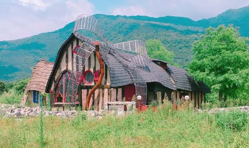 根本是《魔戒》裡小木屋! 花蓮「最美打卡咖啡廳」7月終於正式開幕