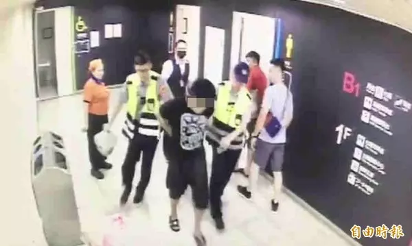 戴著安全帽偷安全帽 男子:我還欠一頂啊!