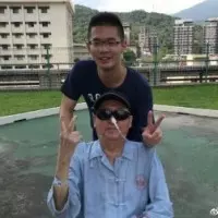 戴著安全帽偷安全帽 男子:我還欠一頂啊!