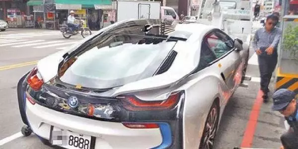 臺中豐原有臺千萬BMW i8超跑違規停車,警3分鐘強制拖走!沒想到車主竟然……這下慘了!(視頻)