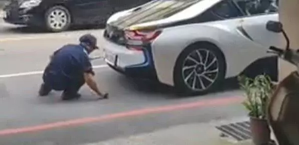 臺中豐原有臺千萬BMW i8超跑違規停車,警3分鐘強制拖走!沒想到車主竟然……這下慘了!(視頻)
