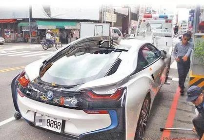 臺中豐原有臺千萬BMW i8超跑違規停車,警3分鐘強制拖走!沒想到車主竟然……這下慘了!(視頻)