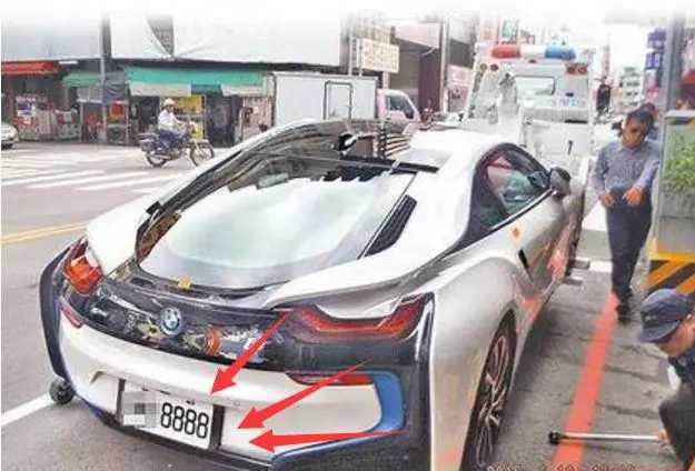 臺中豐原有臺千萬BMW i8超跑違規停車,警3分鐘強制拖走!沒想到車主竟然……這下慘了!(視頻)