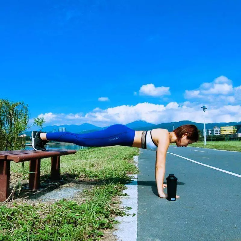 39歲看起來像25歲!台灣曲線女神Gina的4個床上瘦身運動