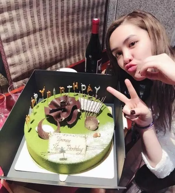 鍾麗緹20歲大女兒與男朋友秀恩愛,卻被網友吐槽比張倫碩還老!